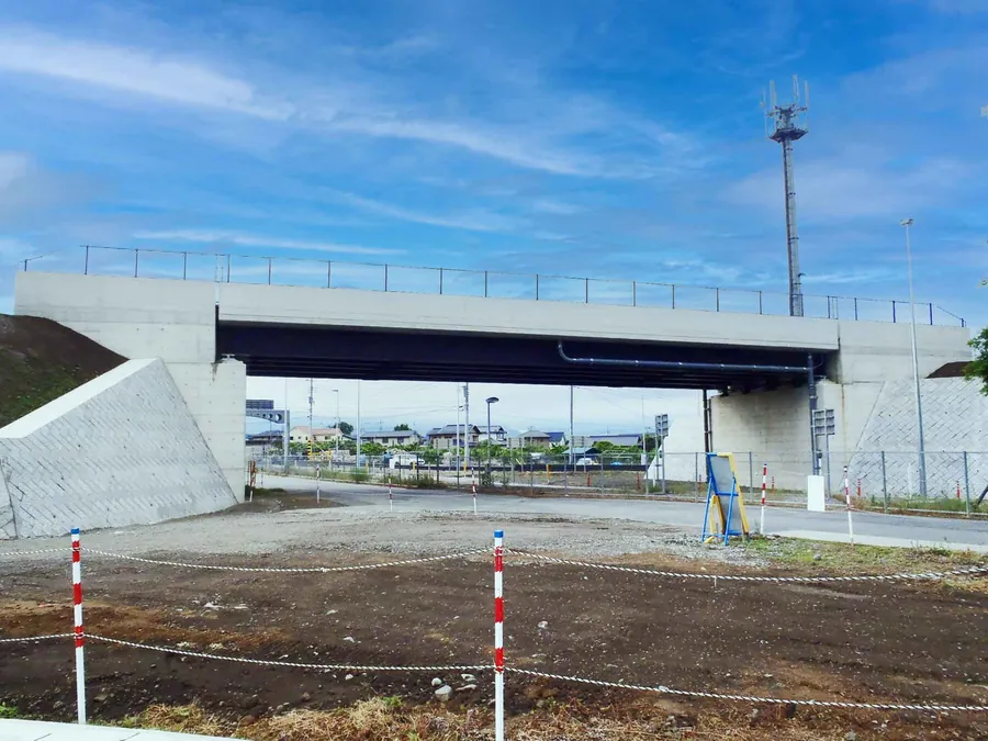 当社が施工した橋梁と道路
