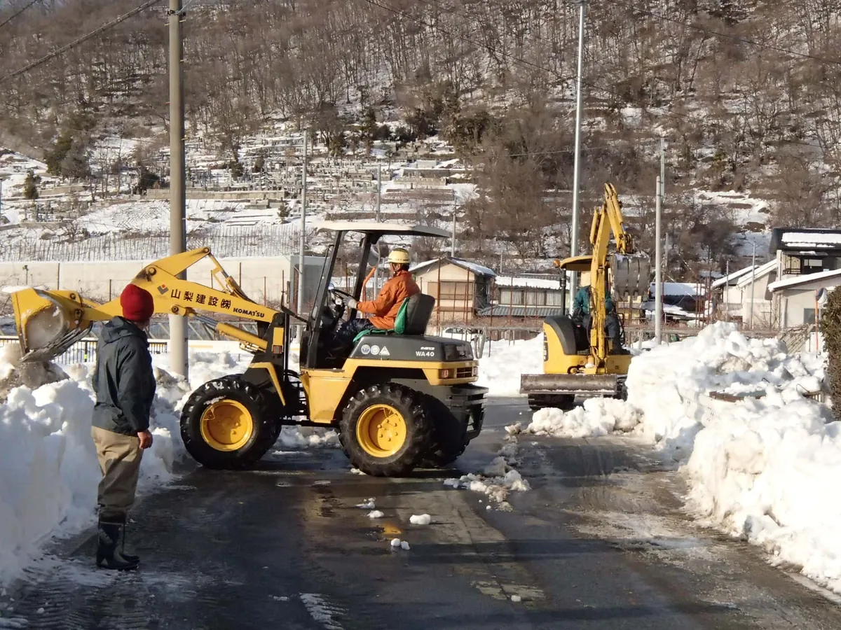 除雪作業を行う当社の重機