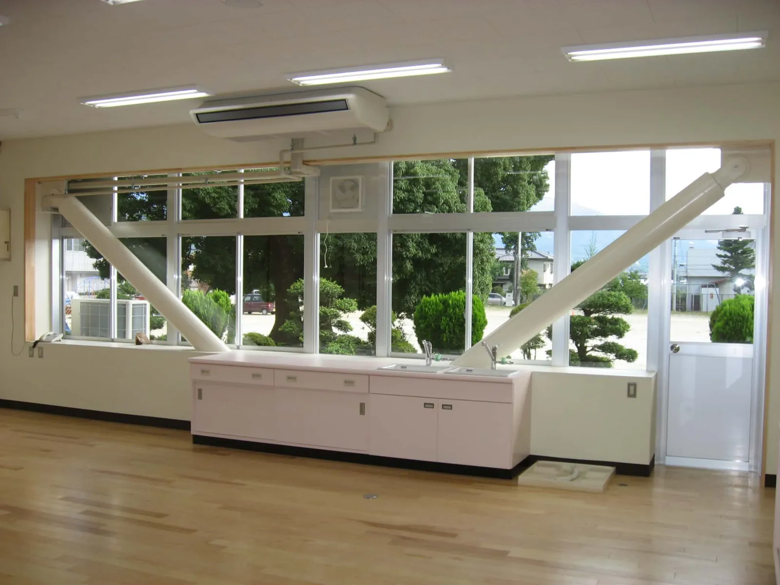 小学校耐震補強大規模改修の施工写真 2