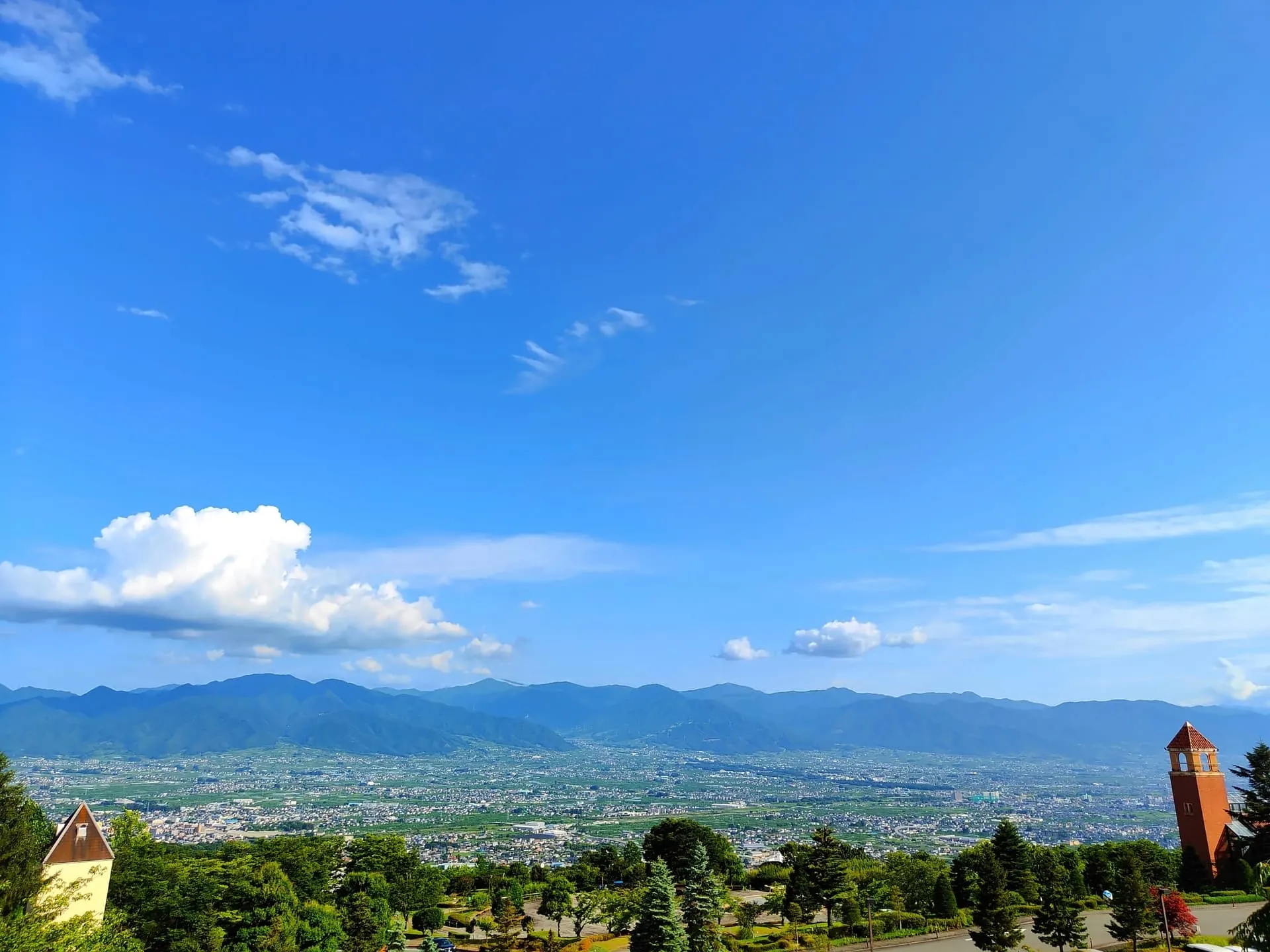 山梨市から望む甲府盆地と南アルプス